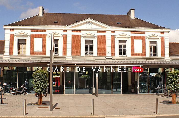  Vannes  — Immobilier — CENTURY 21  Agence Delahaye — Gare-Vannes-Bâtiment-Voyageurs